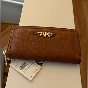 Brand new”Anne Klein”women’s wallet.Size-w8.0”x4.5”inc.Color-saddle/light brown.